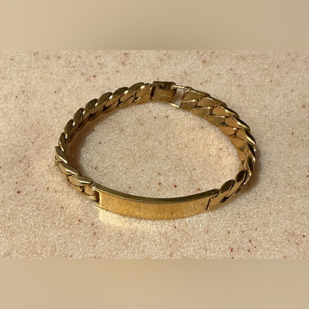 Gold Chain-Link Bracelet With Twisted Design And Engravable Center Bar